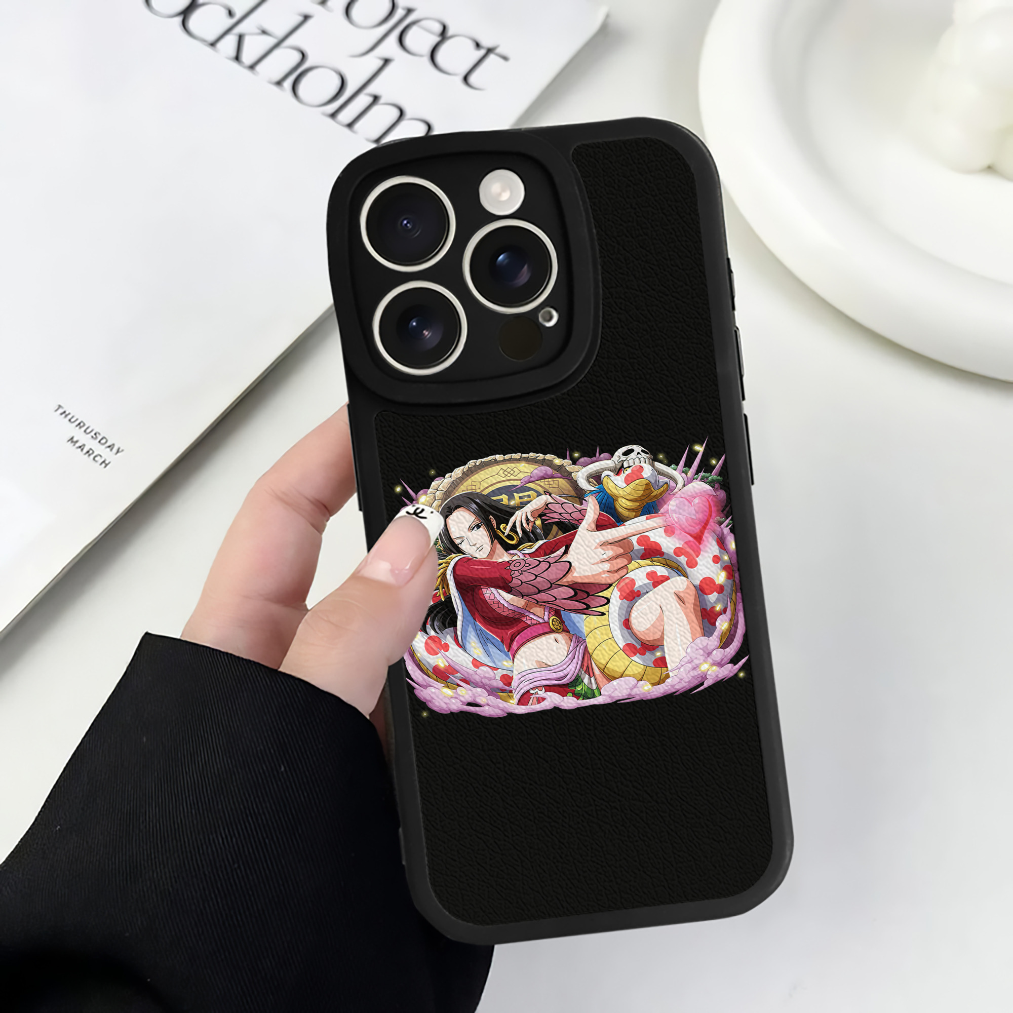 （画像用） ワンピース ボア・ハンコック ONE PIECE Boa·Hancock 【iPhone 16シリーズ対応】シリコンスマホケース（レザー調） 材質：シリコン